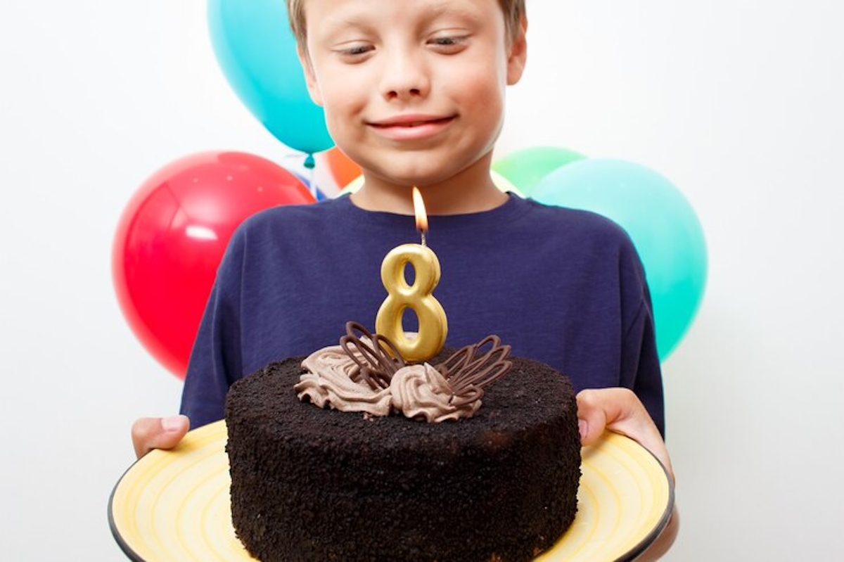 Organiser un anniversaire de 8 ans : idées et astuces pour une fête réussie