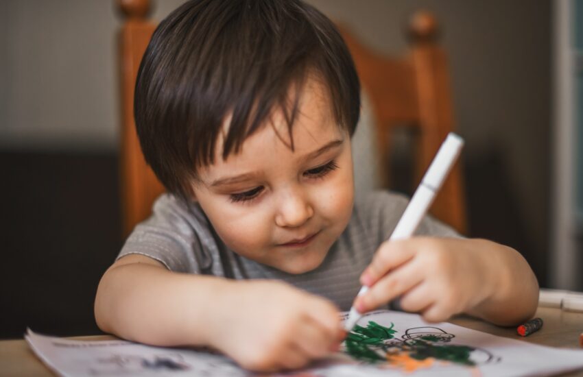 kid draws with markers