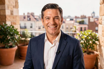 Cyril Féraud animateur télévision souriant en veste bleue sur terrasse urbaine